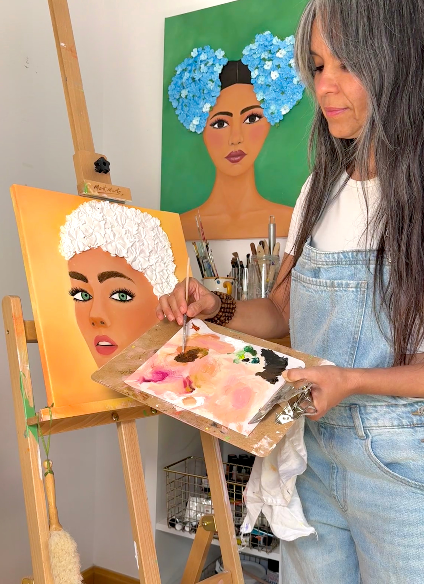 Inmita pintando California Girl en su estudio, con Frida al fondo