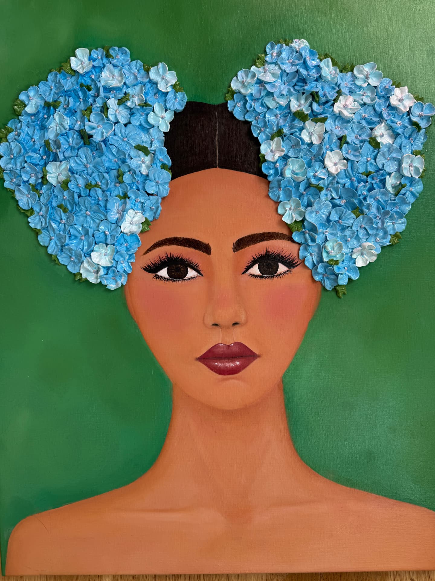 Frida: retrato al óleo de mujer cuyo cabello son hortensias azules modeladas a mano en relieve, sobre fondo verde