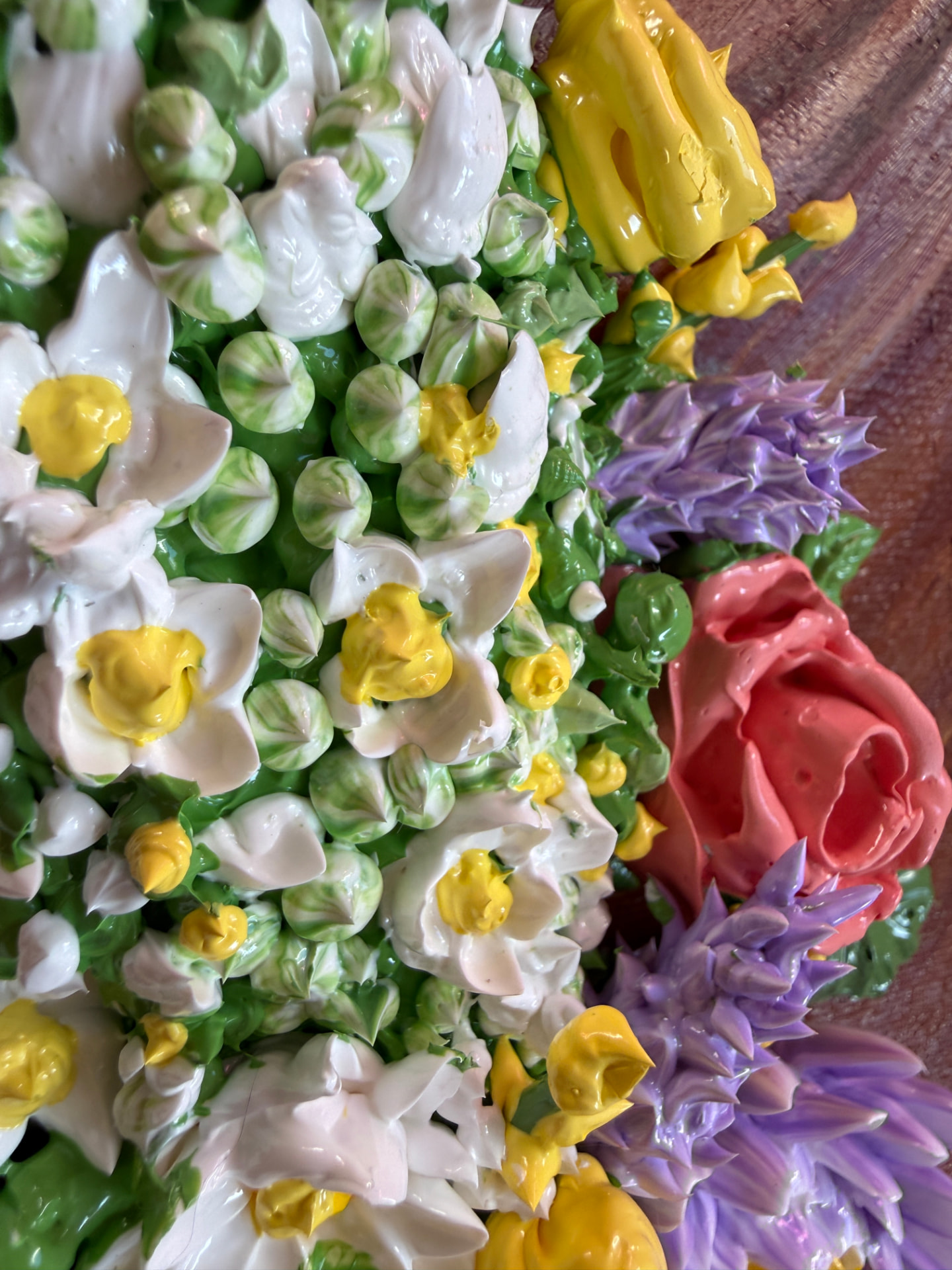 Detalle macro de flores de pétalos rosados modeladas a mano sobre el lienzo
